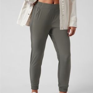 ATHLETA BROOKLYN JOGGER SIZE L (they look smaller though!!)